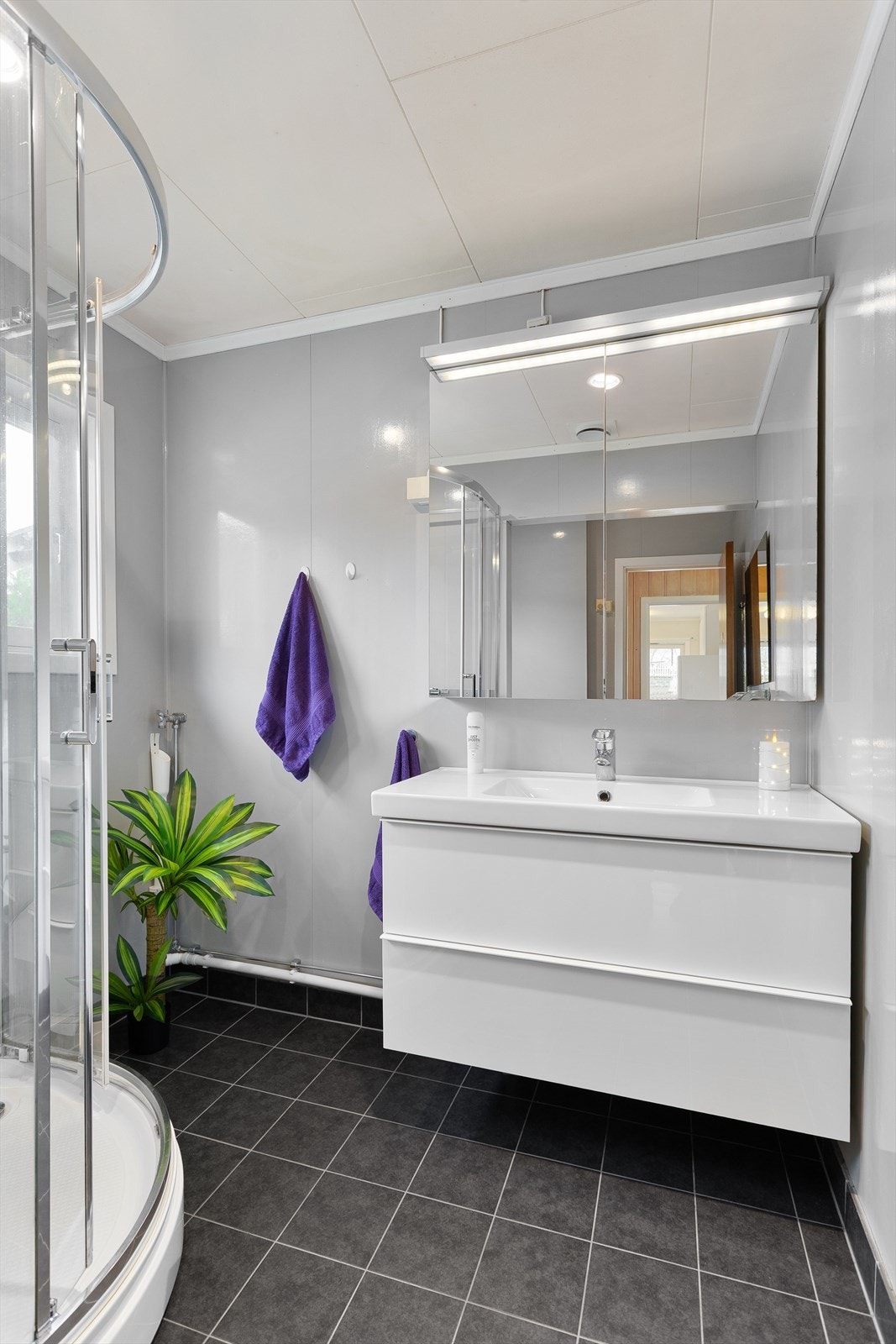 Bad med innredning og dusjkabinett fra 2015 Galleribilde