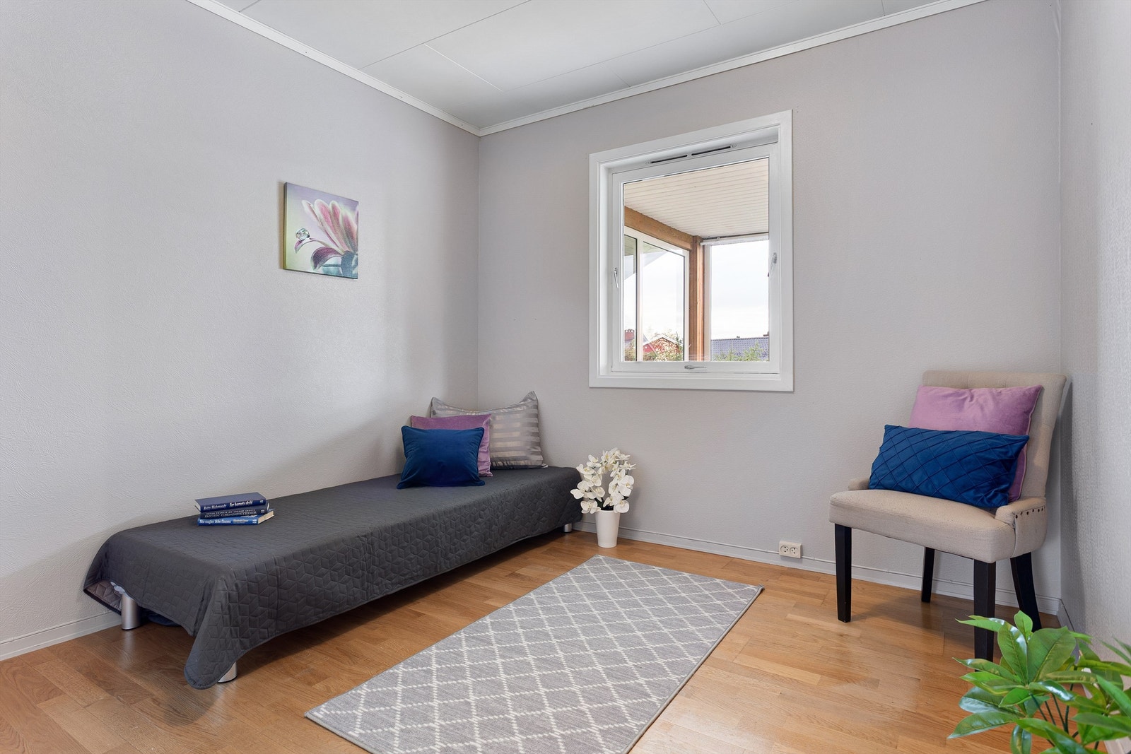 Soverom 2 med parkett på gulv, malt tapet på vegger og plater i himling Galleribilde