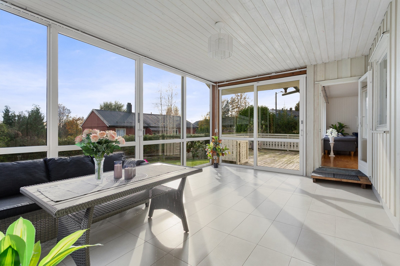 Fliser på gulv, panel på vegger og panel i himling - Innglassing er ikke byggemeldt Galleribilde