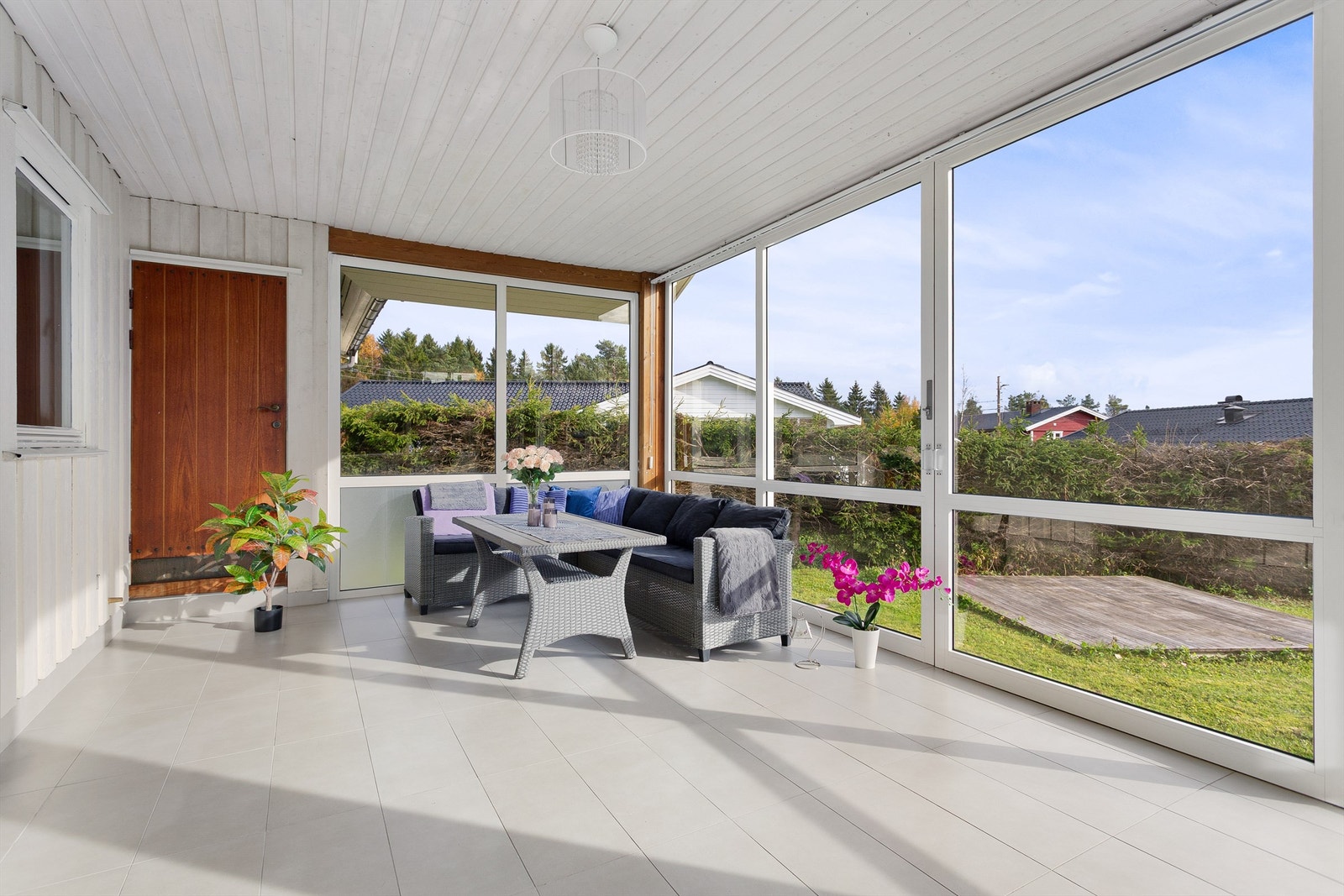 Terrassen har god plass til møblement og har skyvbare glassvegger - Innglassing er ikke byggemeldt Galleribilde