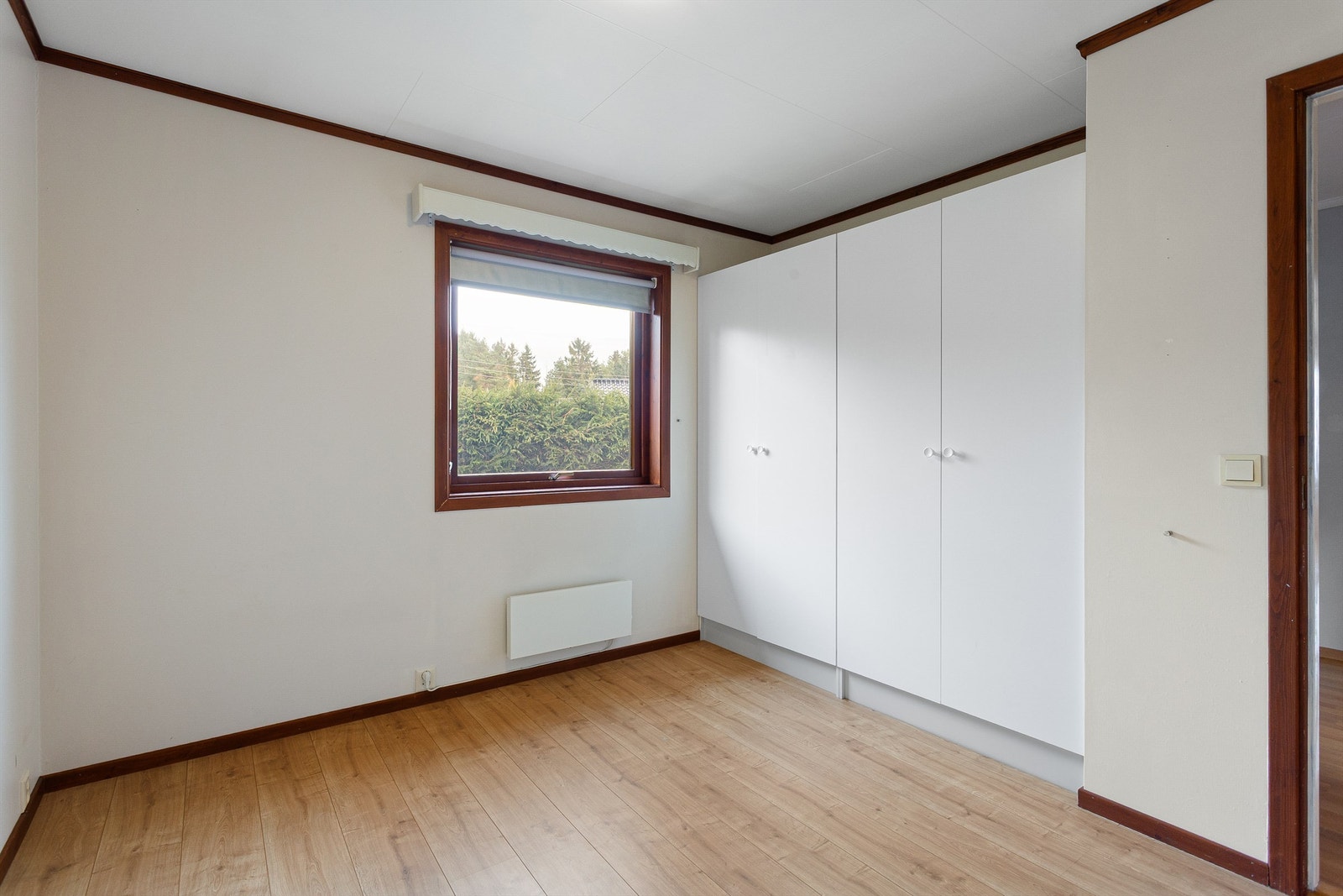 Soverom med garderobeløsning som har to garderobeskap i hvit og glatt utførelse - Utleiedel Galleribilde