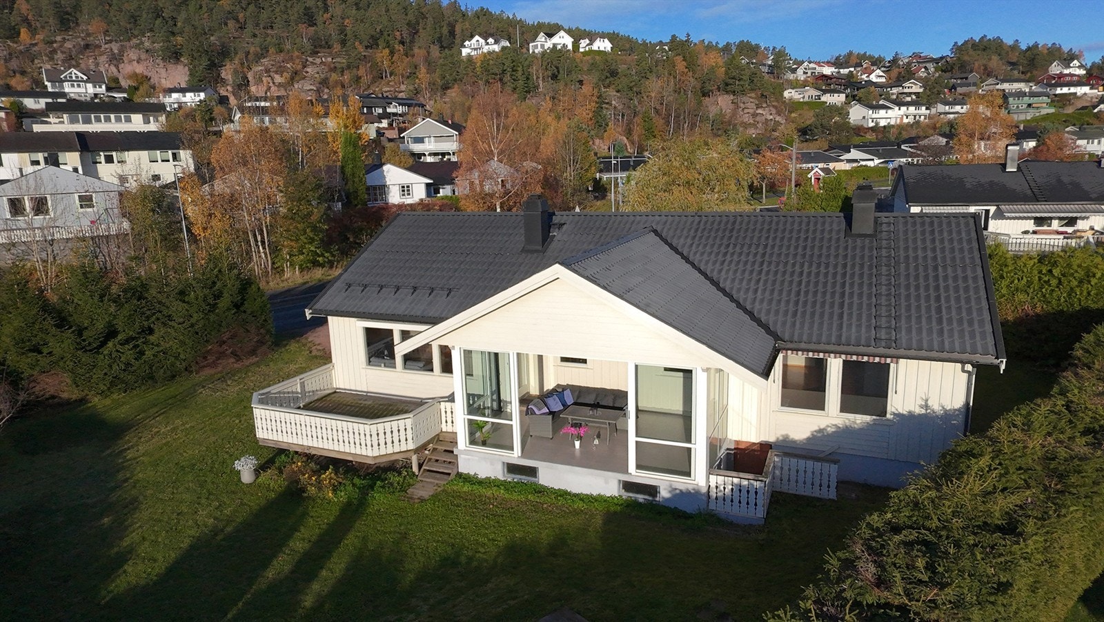 Fine uteplasser og skjermet hageområde med god boltreplass. Foto: Privat Galleribilde