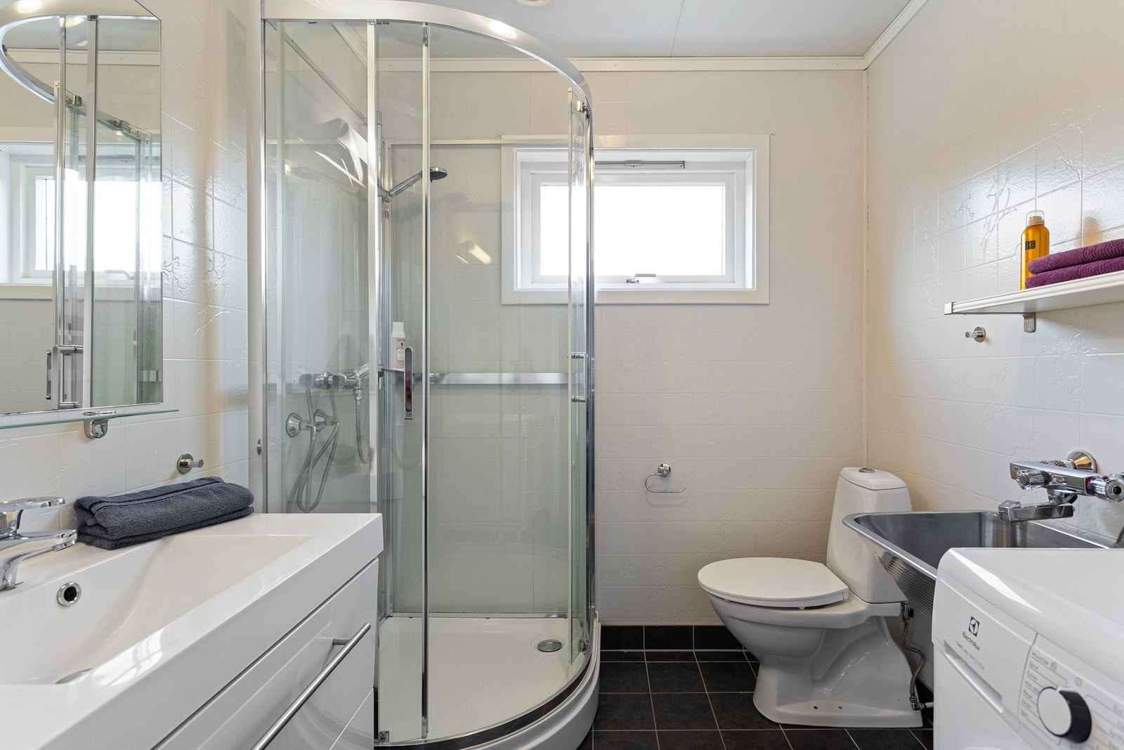 Fliser på gulv (2021), våtromstapet på vegger (malt i 2021) og plater i himling - Utleiedel Galleribilde