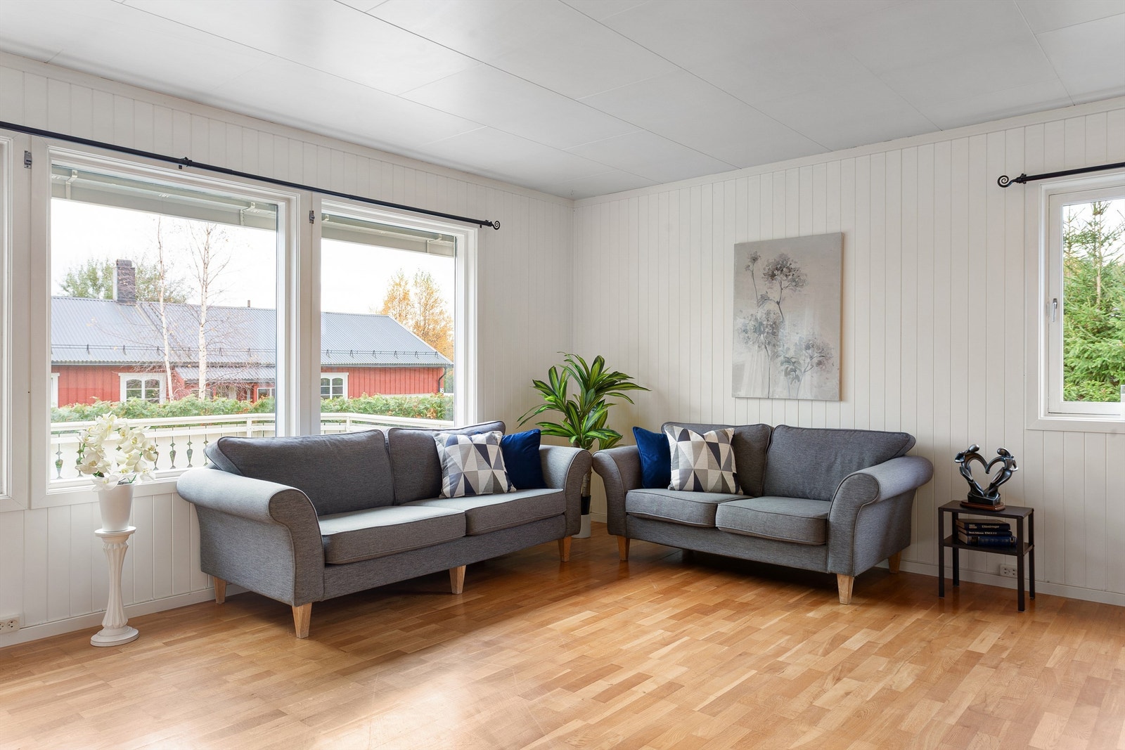 Parkett på gulv, panel på vegger og plater i himling Galleribilde