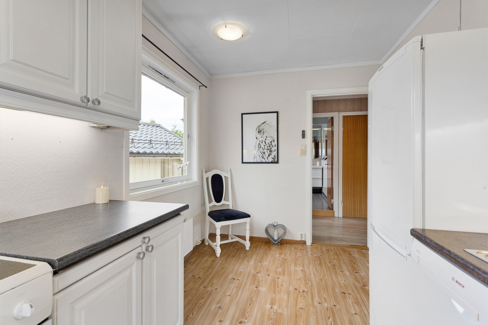 Belegg på gulv, tapet på vegger og plater i himling Galleribilde