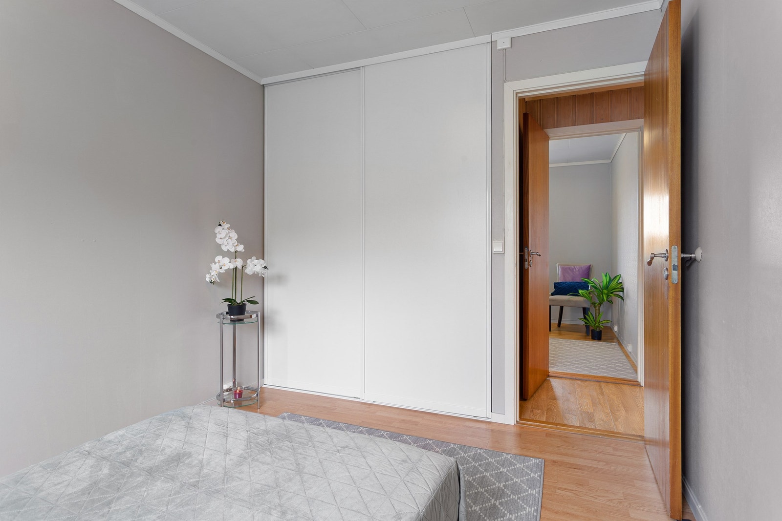 Soverom 3 med innebygget skyvedørsgarderobe i hvit og glatt utførelse Galleribilde