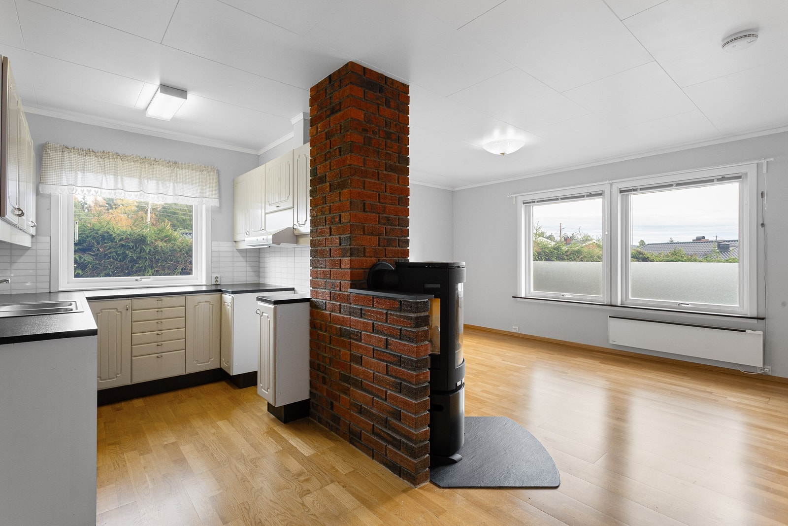 Stue med delåpen løsning mot kjøkkenet - Utleiedel Galleribilde