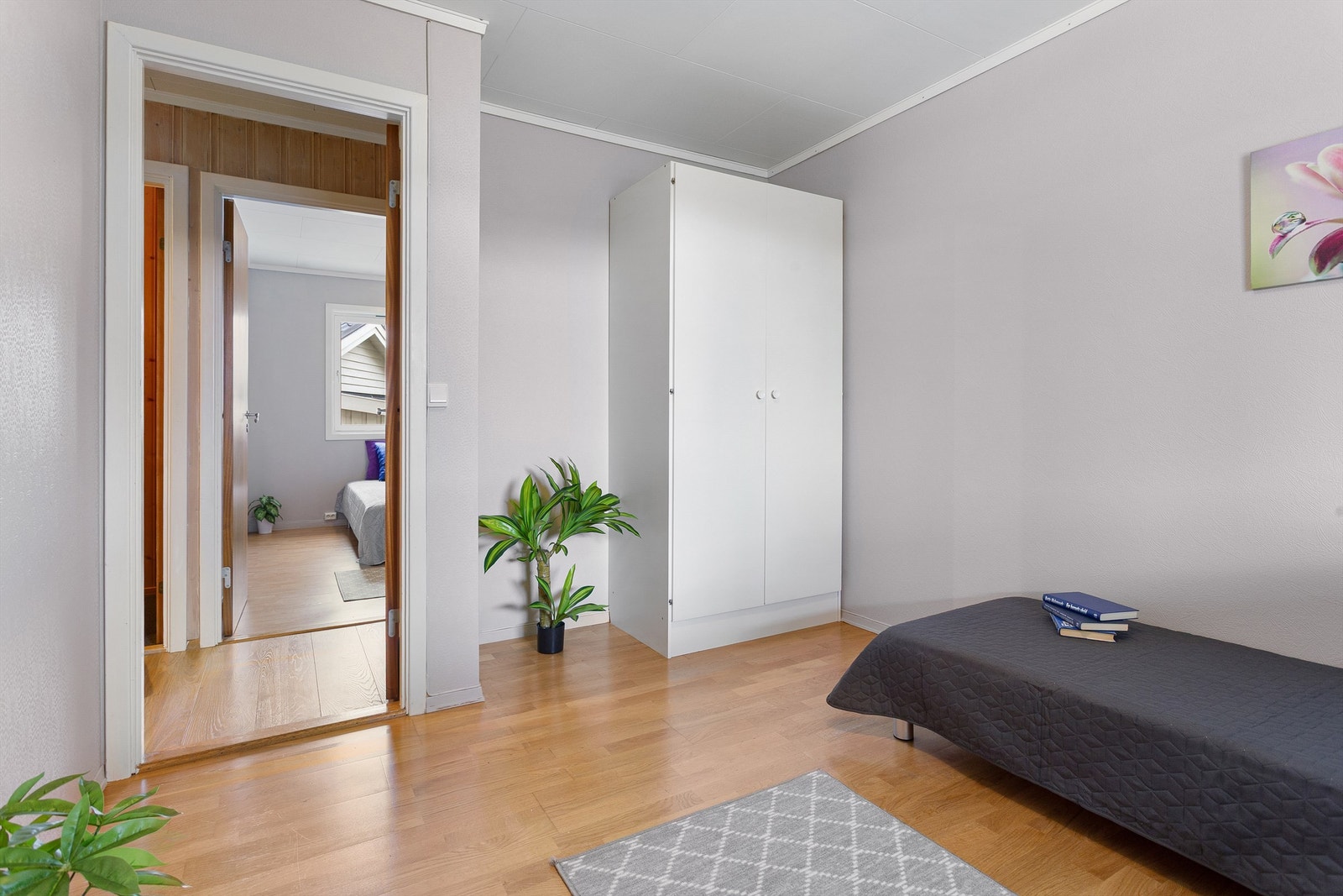 Soverom 2 med garderobeskap i hvit og glatt utførelse Galleribilde