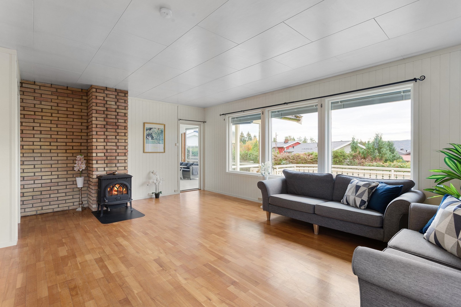 Stue med frittstående peisovn Galleribilde