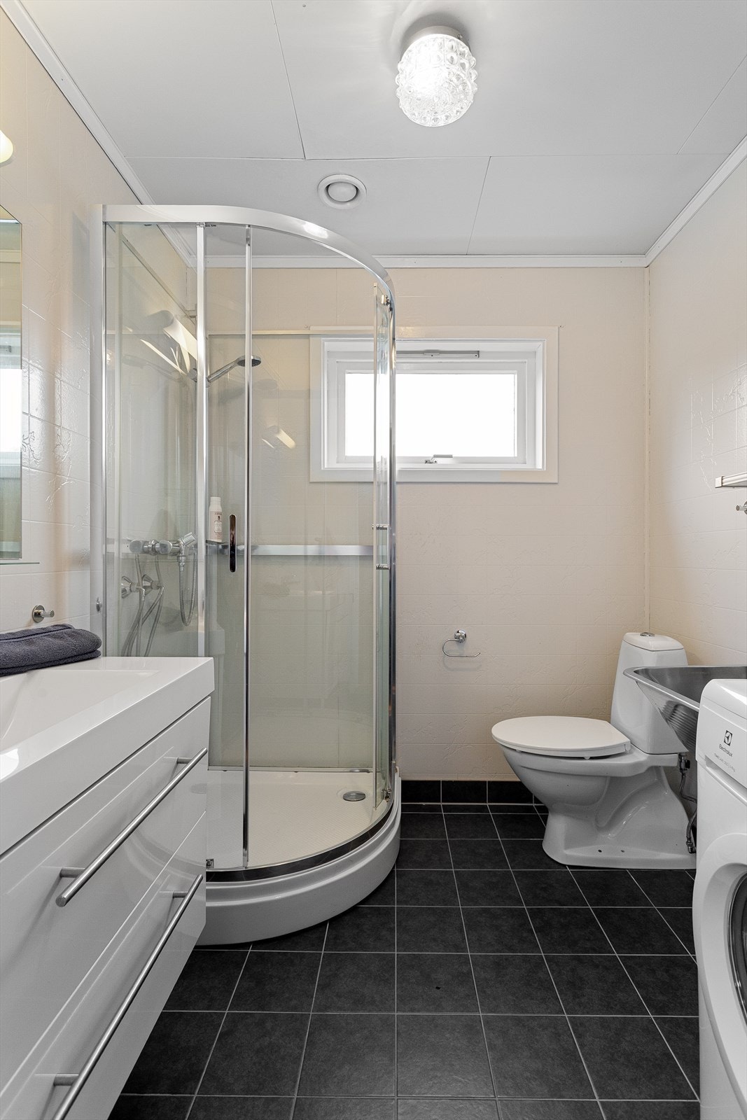 Bad med innredning og dusjkabinett fra 2015 - Utleiedel Galleribilde