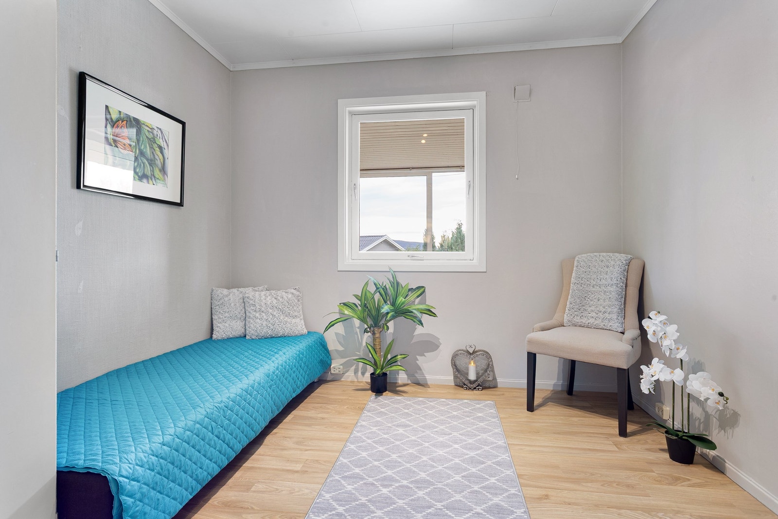 Soverom 1 med parkett på gulv, malt tapet på vegger og plater i himling Galleribilde