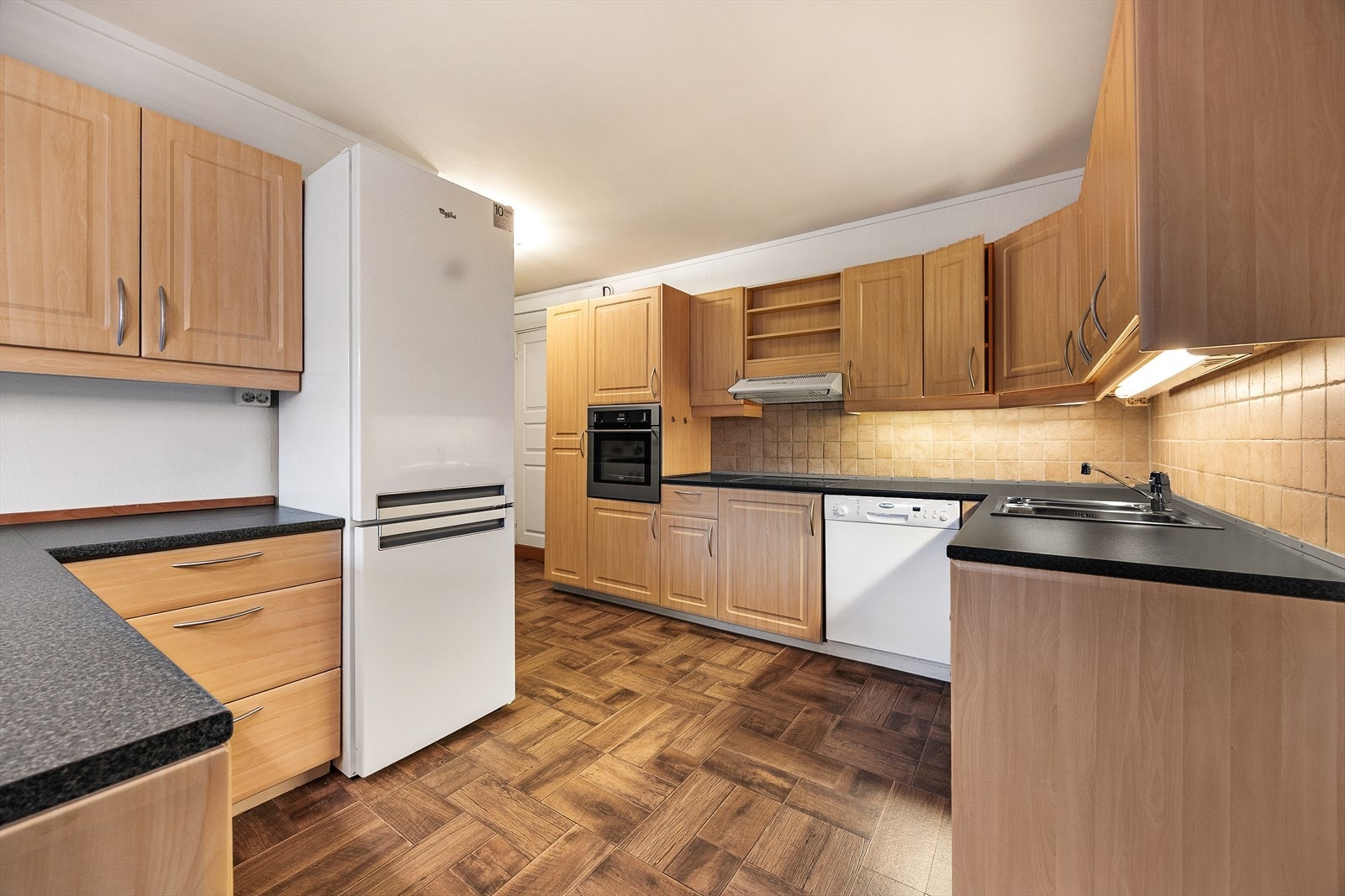 Kjøkkenet er romslig og funksjonelt med gode arbeidsflater og rikelig med skapplass. Galleribilde