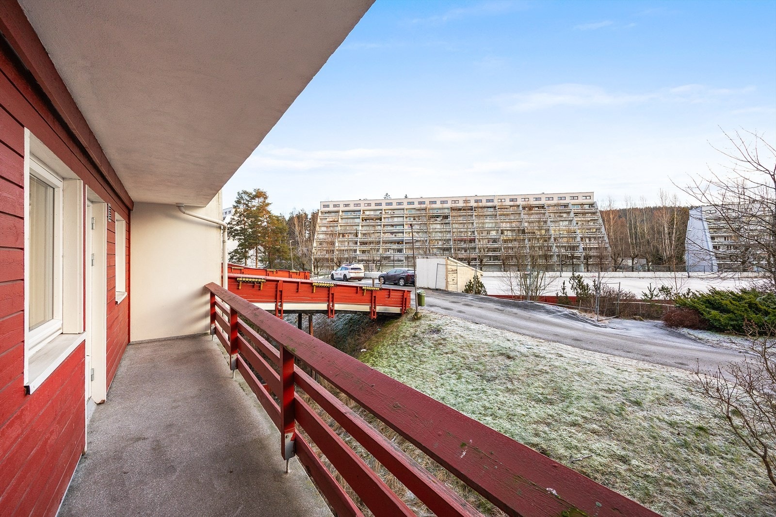 Balkongen har betongdekke og rekkverk i trekonstruksjon. Galleribilde