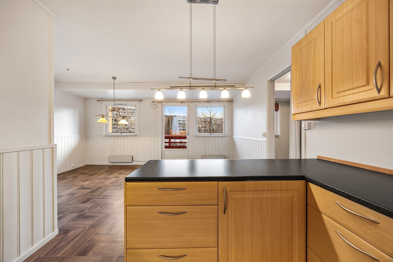 Fra kjøkkenet har man oversikt over spisestuen og den østvendte balkongen. Galleribilde