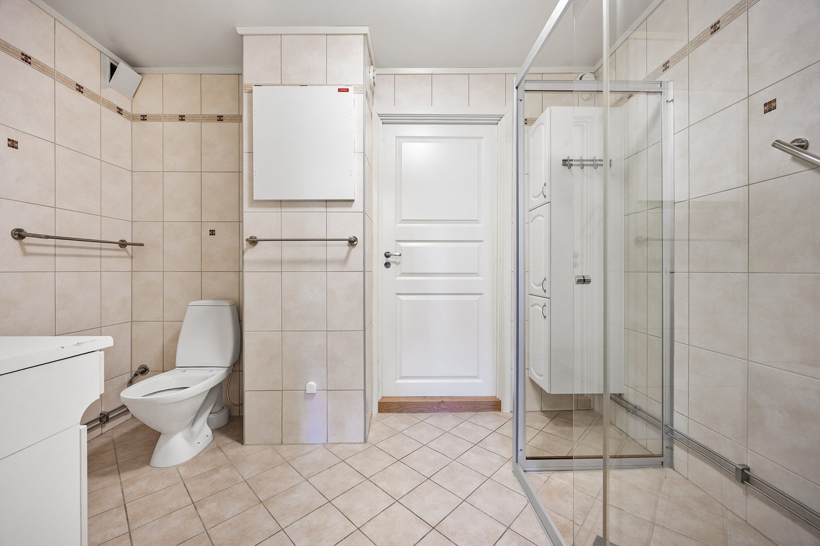 Badet er utstyrt med rør-i-rør system med fordelerskap plassert i rommet. Galleribilde