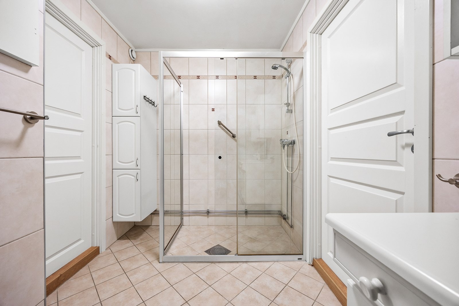 Romslig dusjnisje med dører i herdet glass. Galleribilde