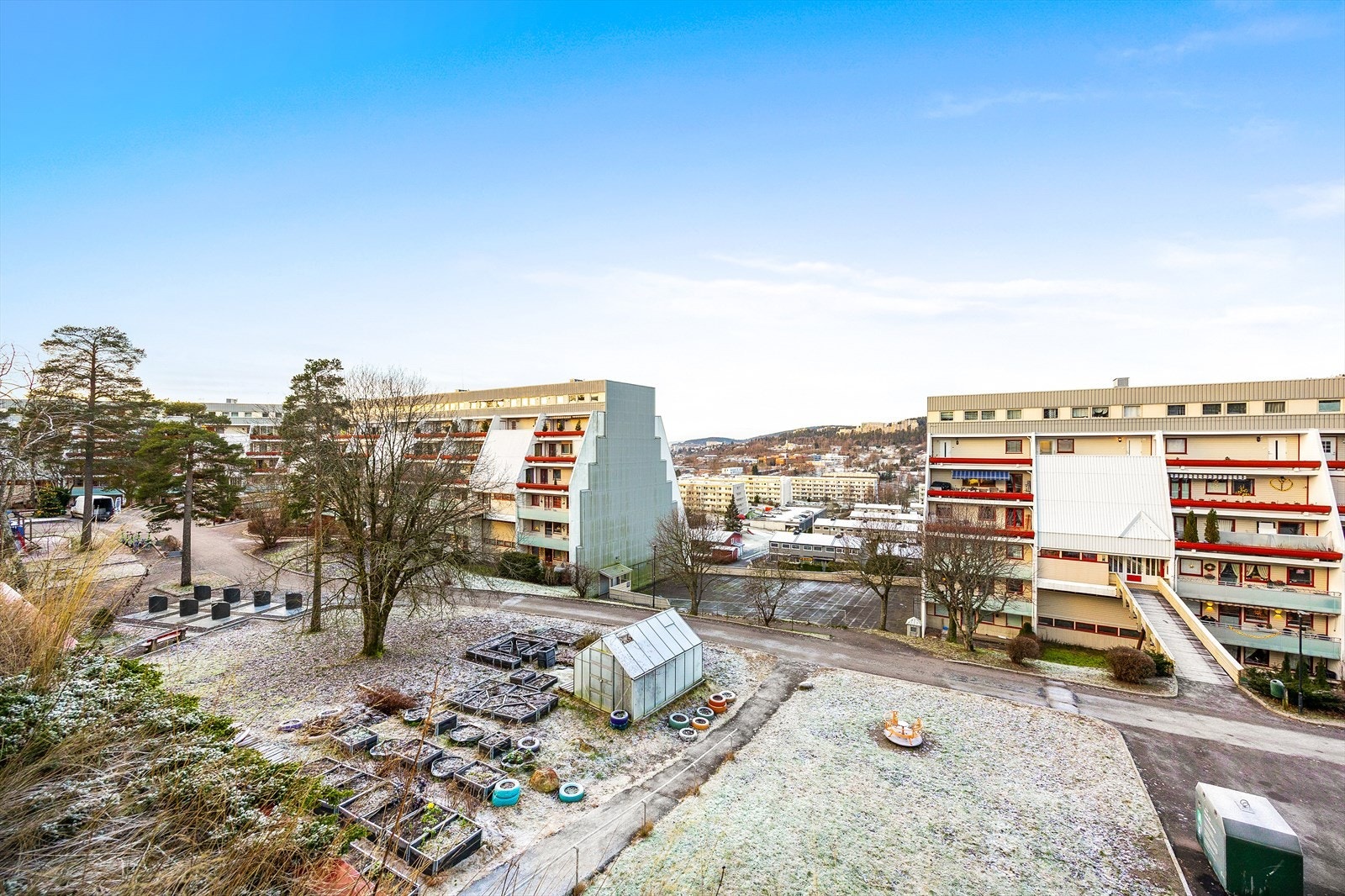 Tokerudåsen Boligsameie har velholdte fellesarealer med blant annet dyrkekasser. Galleribilde