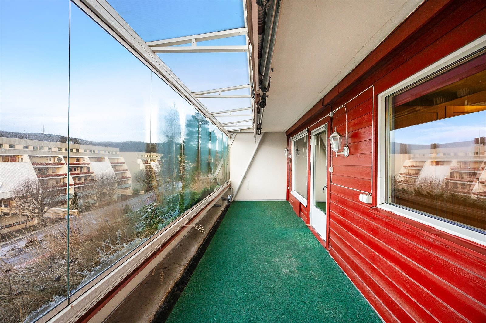 Den store, innglassede balkongen på 14 m² fungerer som et ekstra rom store deler av året. Galleribilde