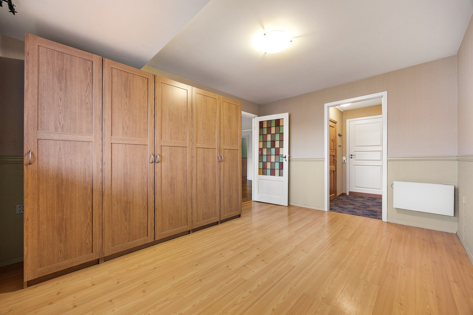 Hovedsoverommet er romslig med god plass til dobbeltseng og garderobeløsning. Galleribilde