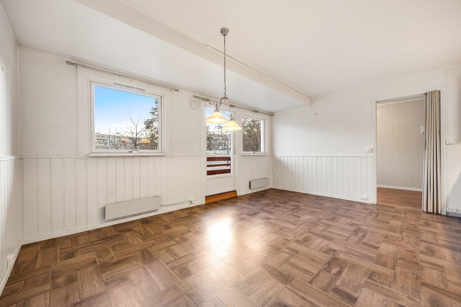 Spisestuen har god plass til et stort spisebord og utgang til balkong. Galleribilde