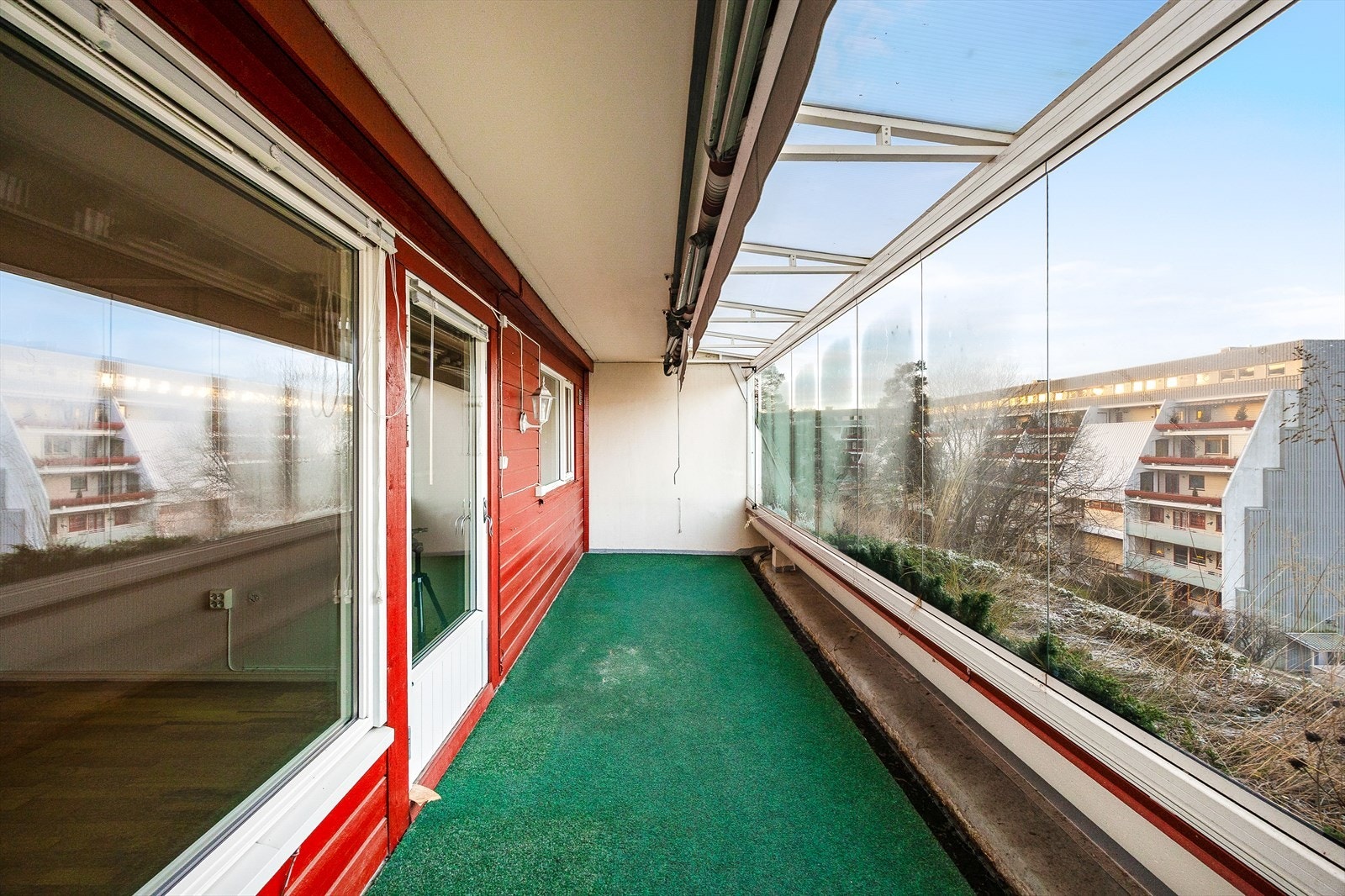 Den vestvendte balkongen er innglasset, noe som forlenger sesongen betraktelig. Galleribilde