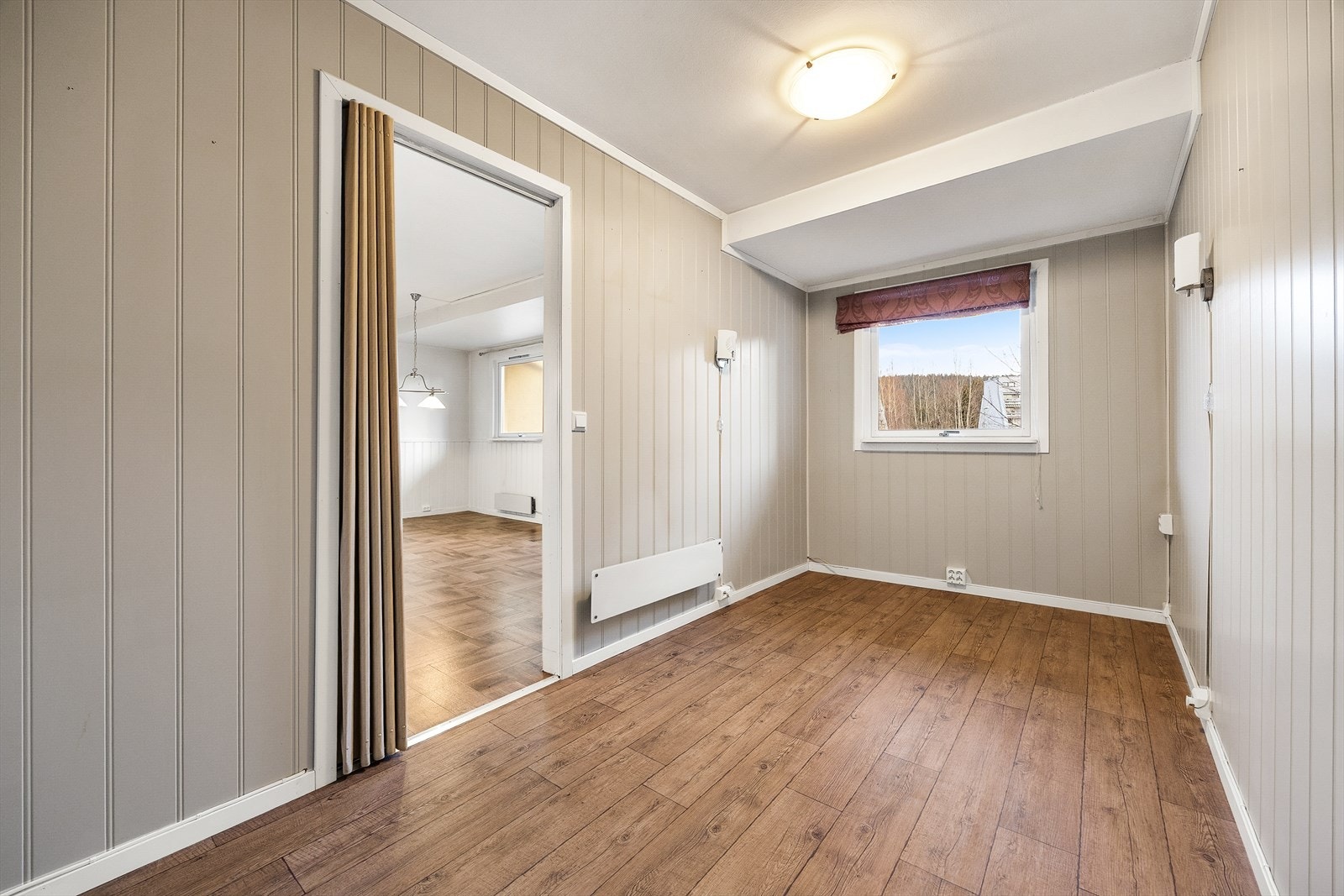 Leilighetens andre soverom egner seg godt som barnerom, gjesterom eller kontor. Galleribilde