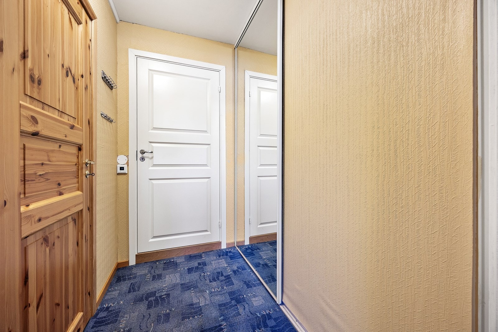 En indre gang med speilgarderobe leder videre mot soverommene og badet. Galleribilde