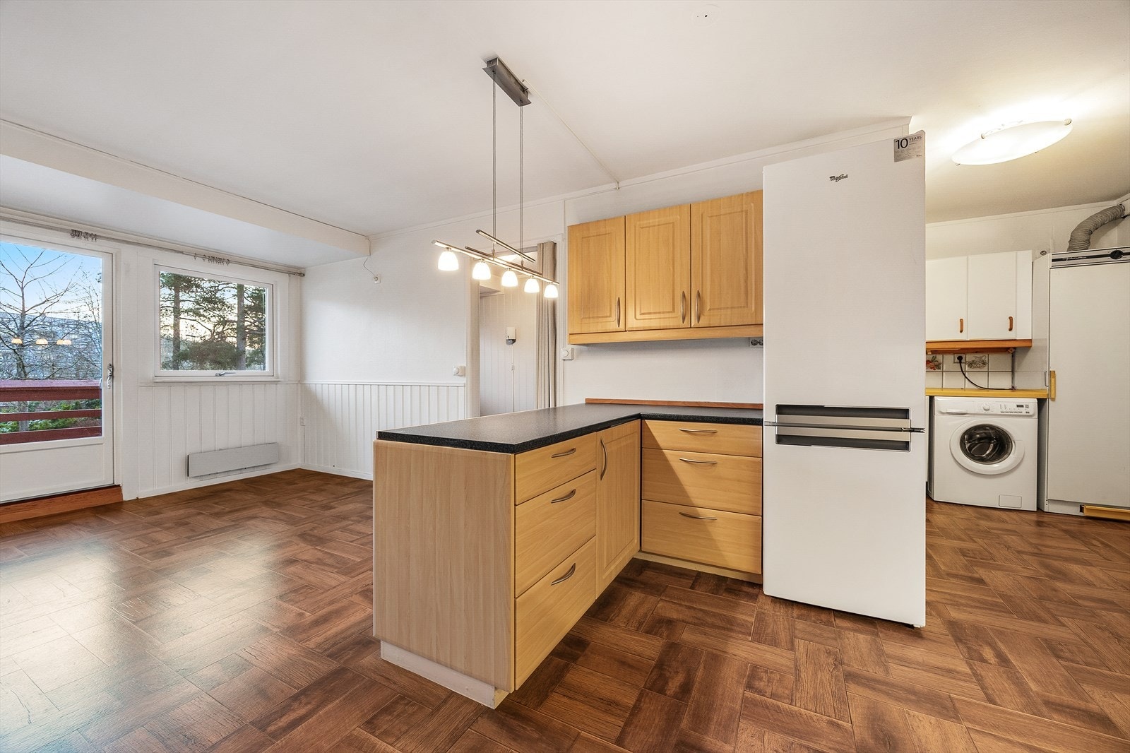 En praktisk kjøkkenøy gir ekstra benkeplass og fungerer som et naturlig samlingspunkt. Galleribilde