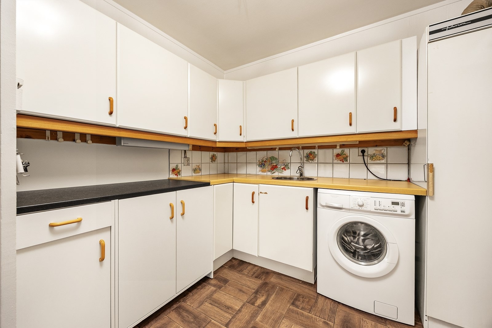 I tilknytning til kjøkkenet er det etablert en praktisk vaskesone med opplegg for vaskemaskin. Galleribilde