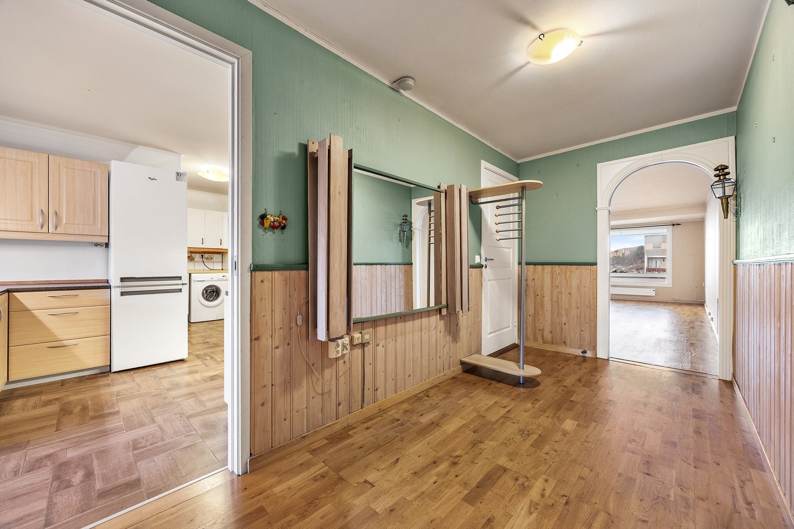 Fra entréen åpner leiligheten seg opp mot kjøkken og stue. Galleribilde