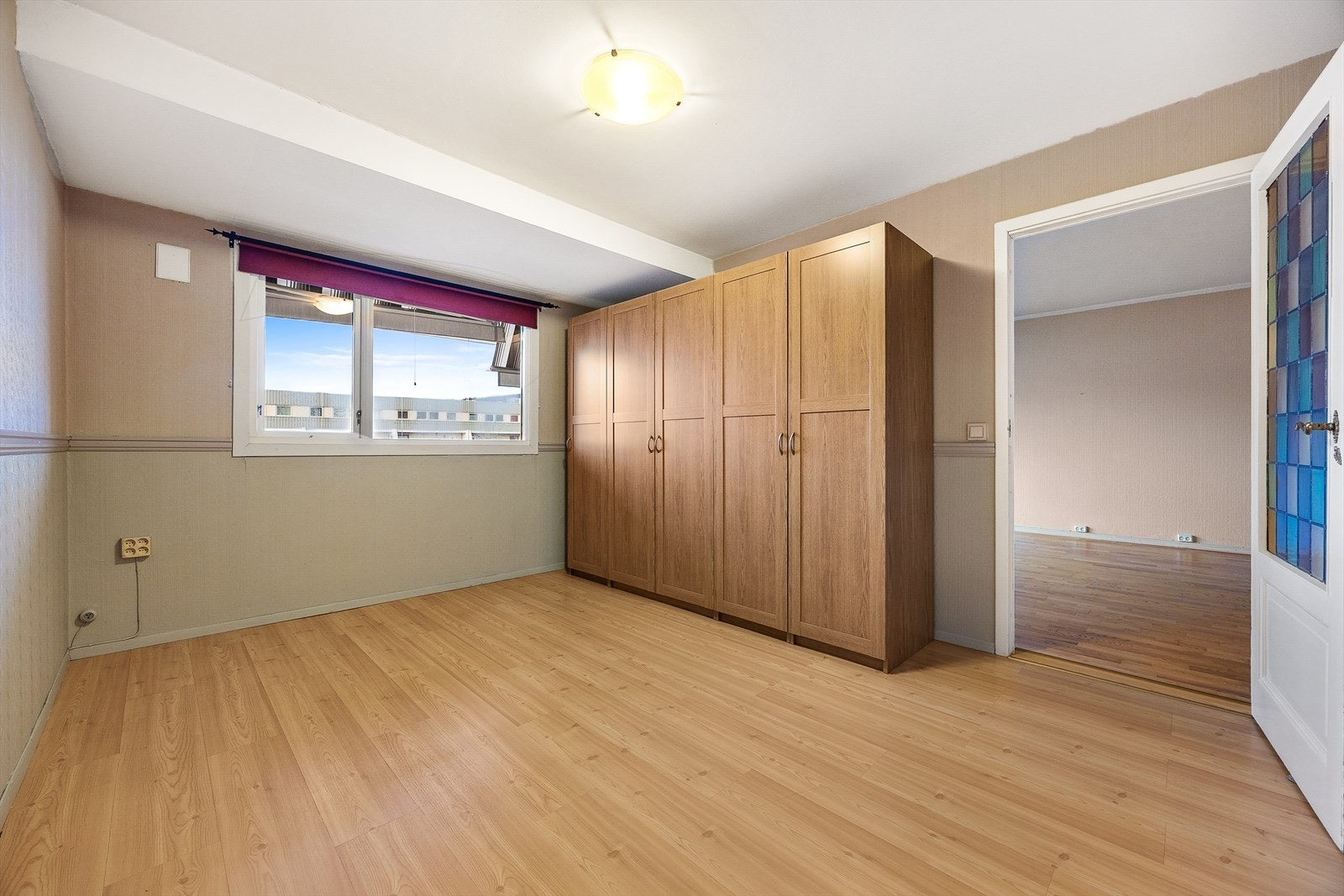 Store garderobeskap gir rikelig med oppbevaringsplass. Galleribilde