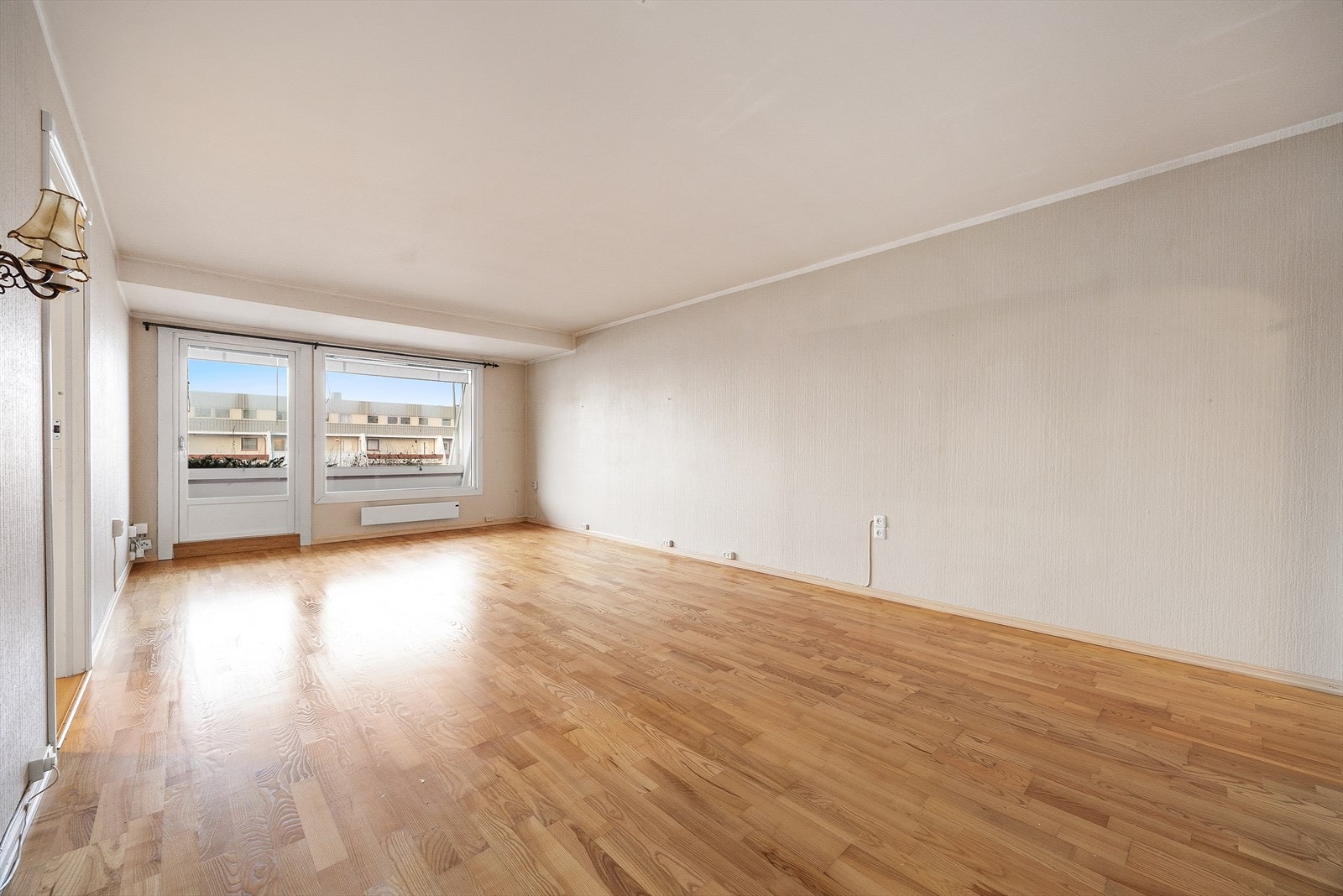 Stuen er et lyst og luftig rom med store vindusflater. Galleribilde