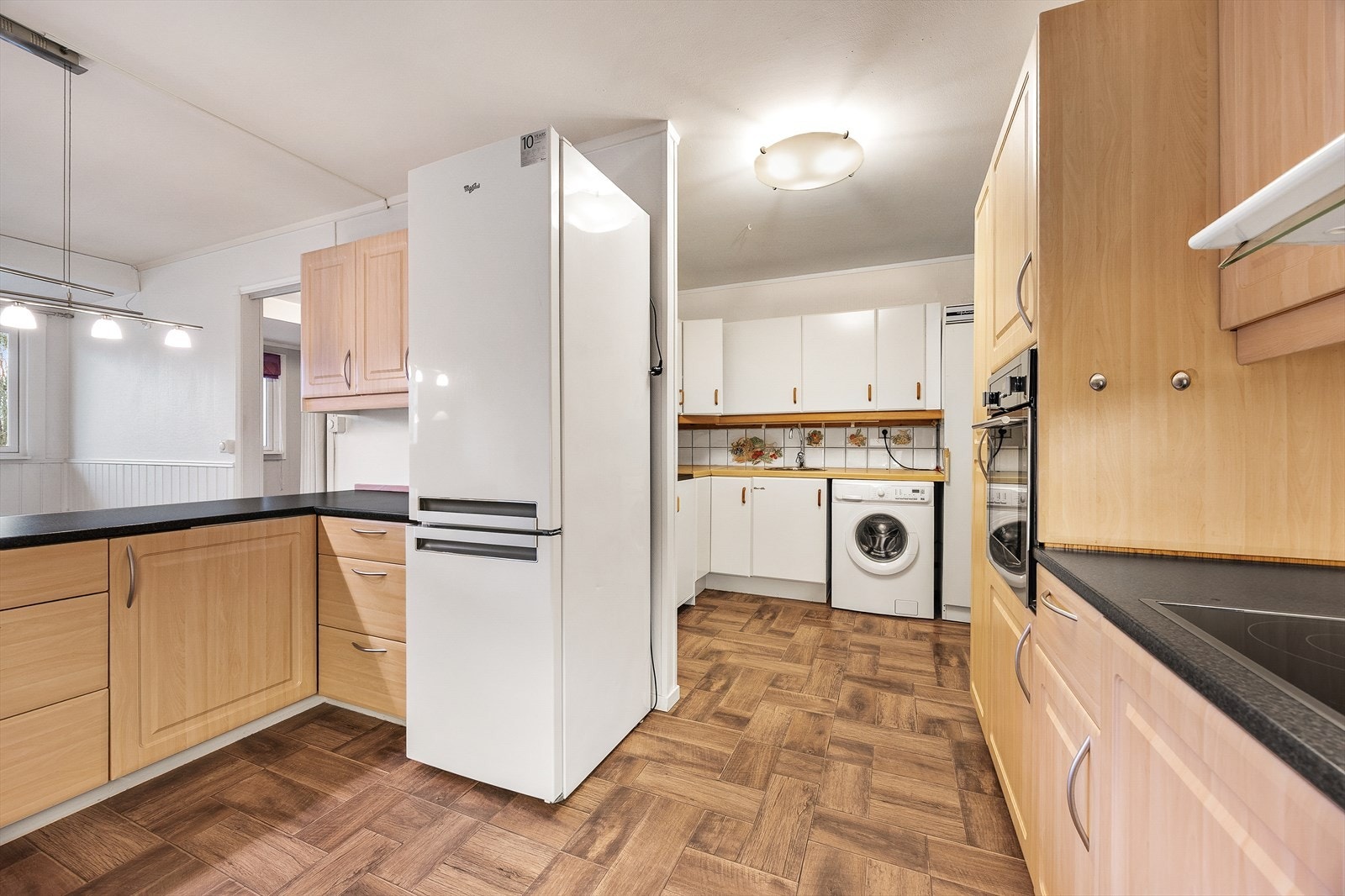 Kjøkkenet har en gjennomtenkt utforming med god plass til hvitevarer. Galleribilde