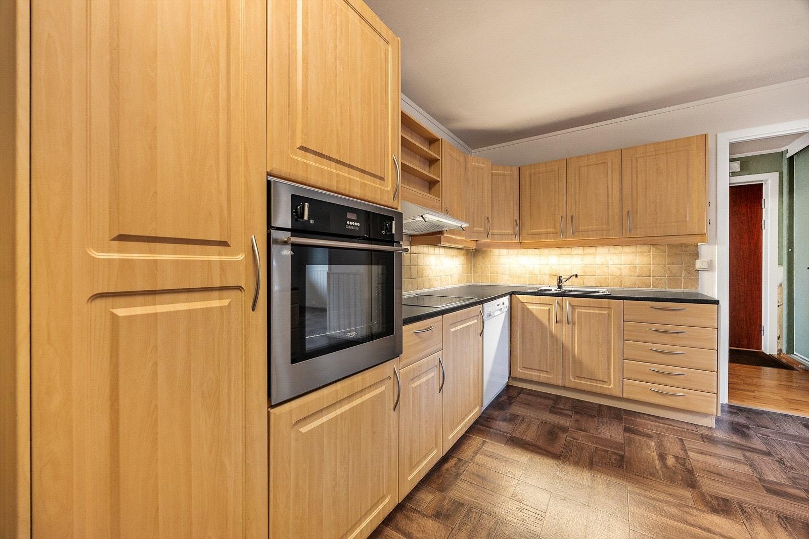 Kjøkkeninnredning fra Herjedsalskjøkken med profilerte fronter og integrert stekeovn. Galleribilde