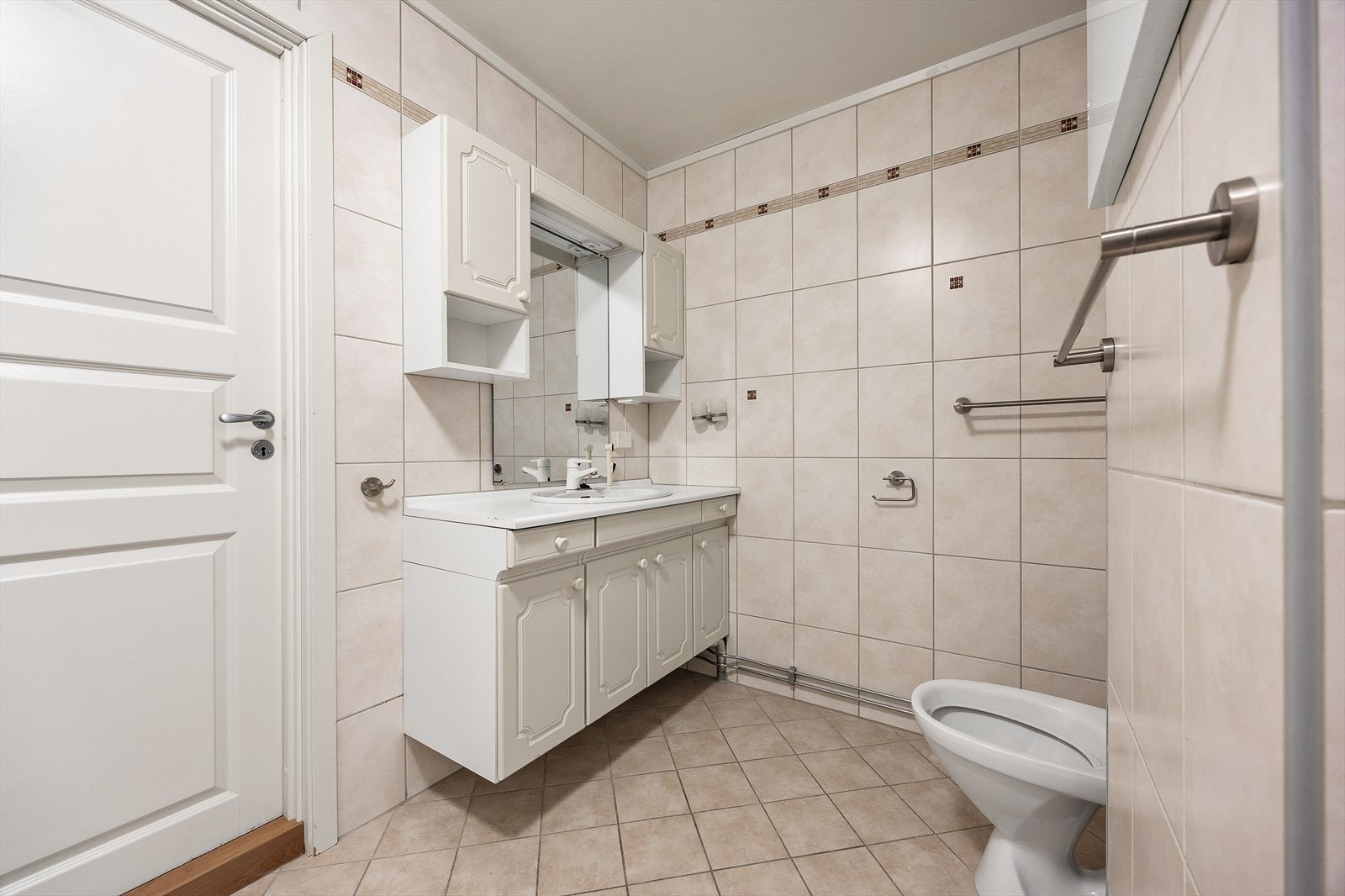 Badet ble renovert i 2013 og har flislagte overflater på gulv og vegger. Galleribilde