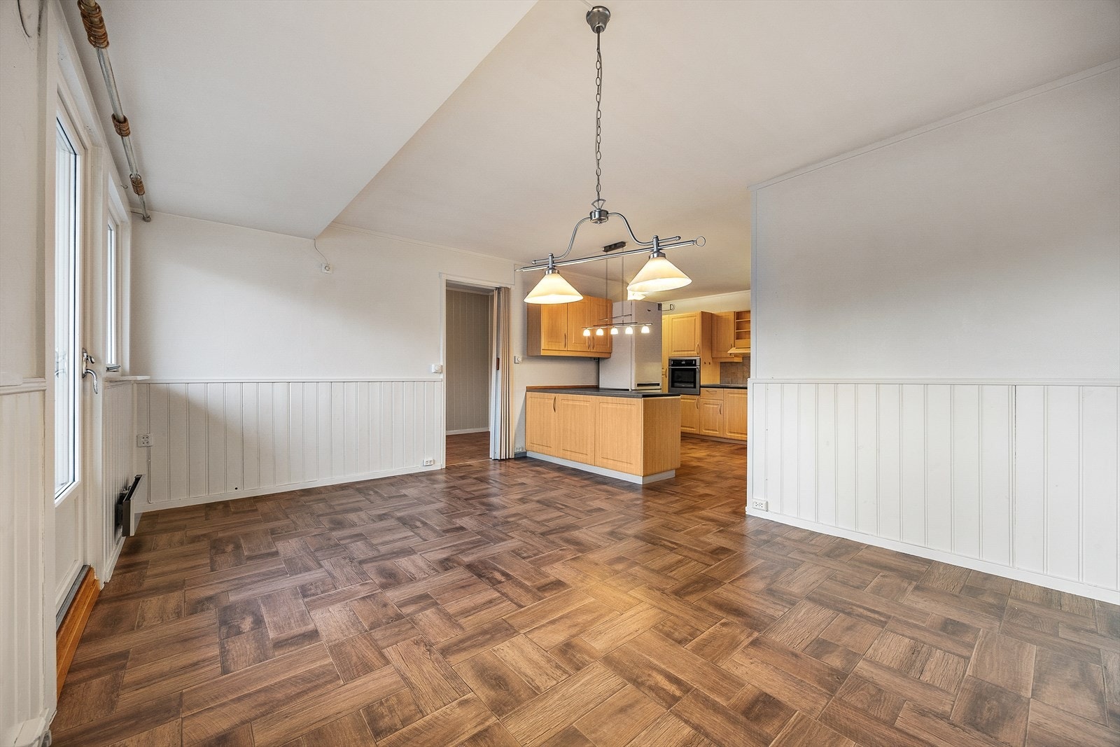 Fra spisestuen er det åpen tilgang til kjøkkenet, noe som skaper en god romfølelse. Galleribilde