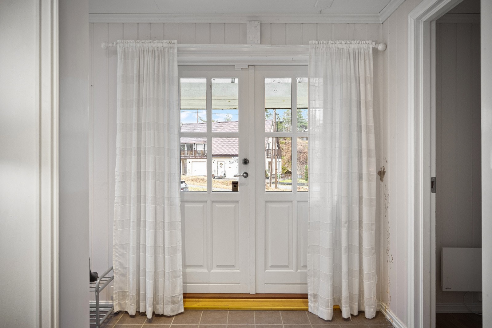 Inngangsparti med doble ytterdører med glassfelt som gir godt lysinnslipp. Galleribilde