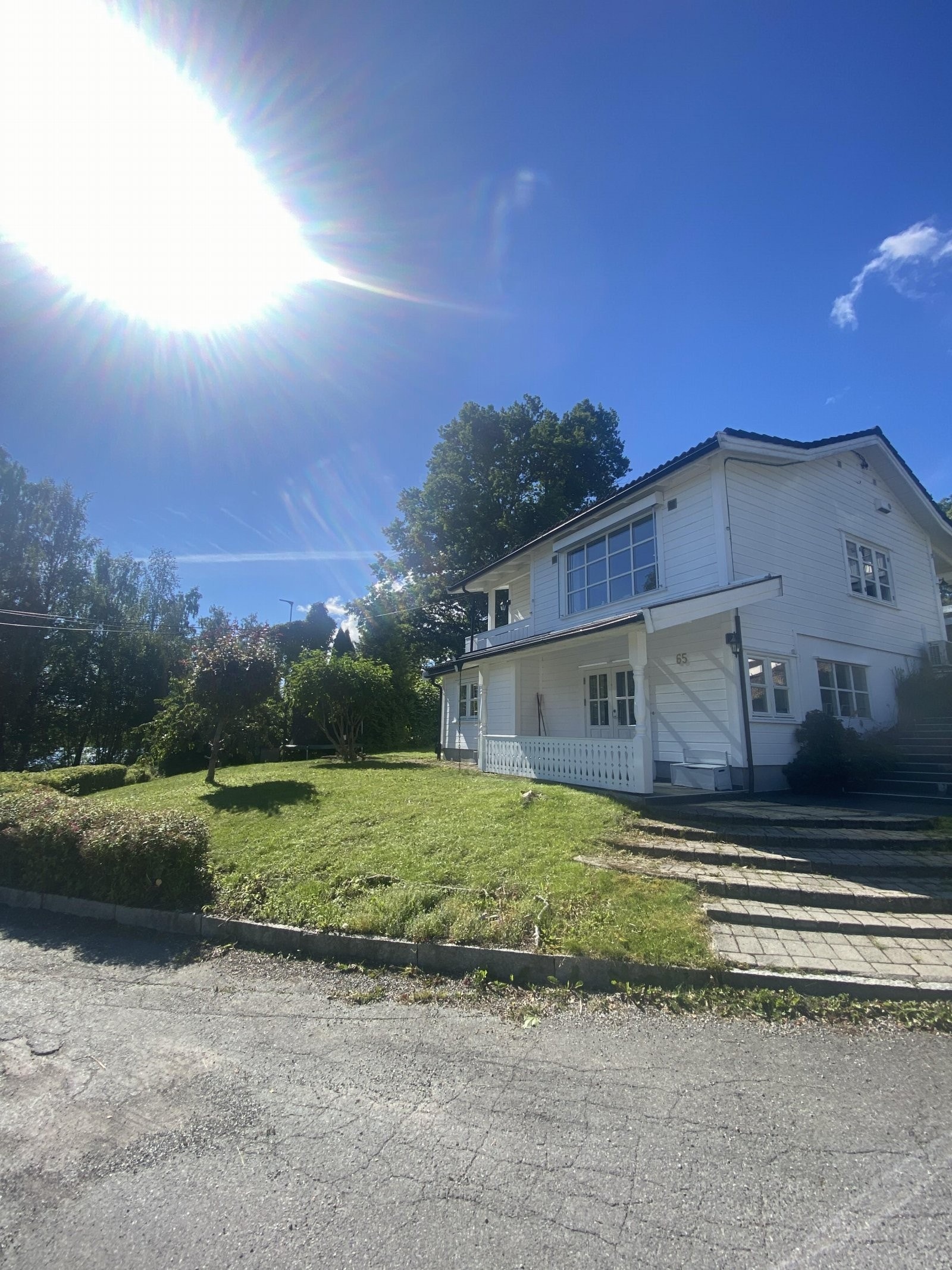 Boligen har en solrik tomt med plen og beplantning. Galleribilde