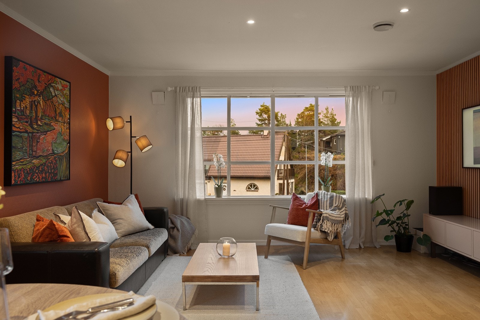 Store vindusflater gir rikelig med naturlig lys og skaper en luftig og behagelig atmosfære. Galleribilde