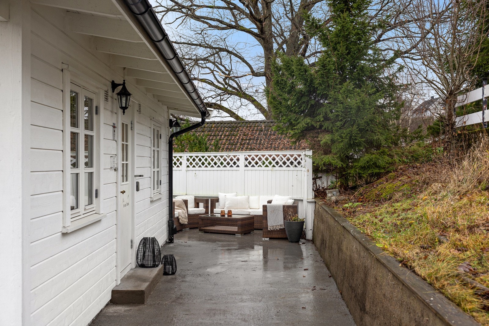 Skjermet og hyggelig uteplass i tilknytning til boligen, perfekt for sosiale sammenkomster og avslapning. Galleribilde