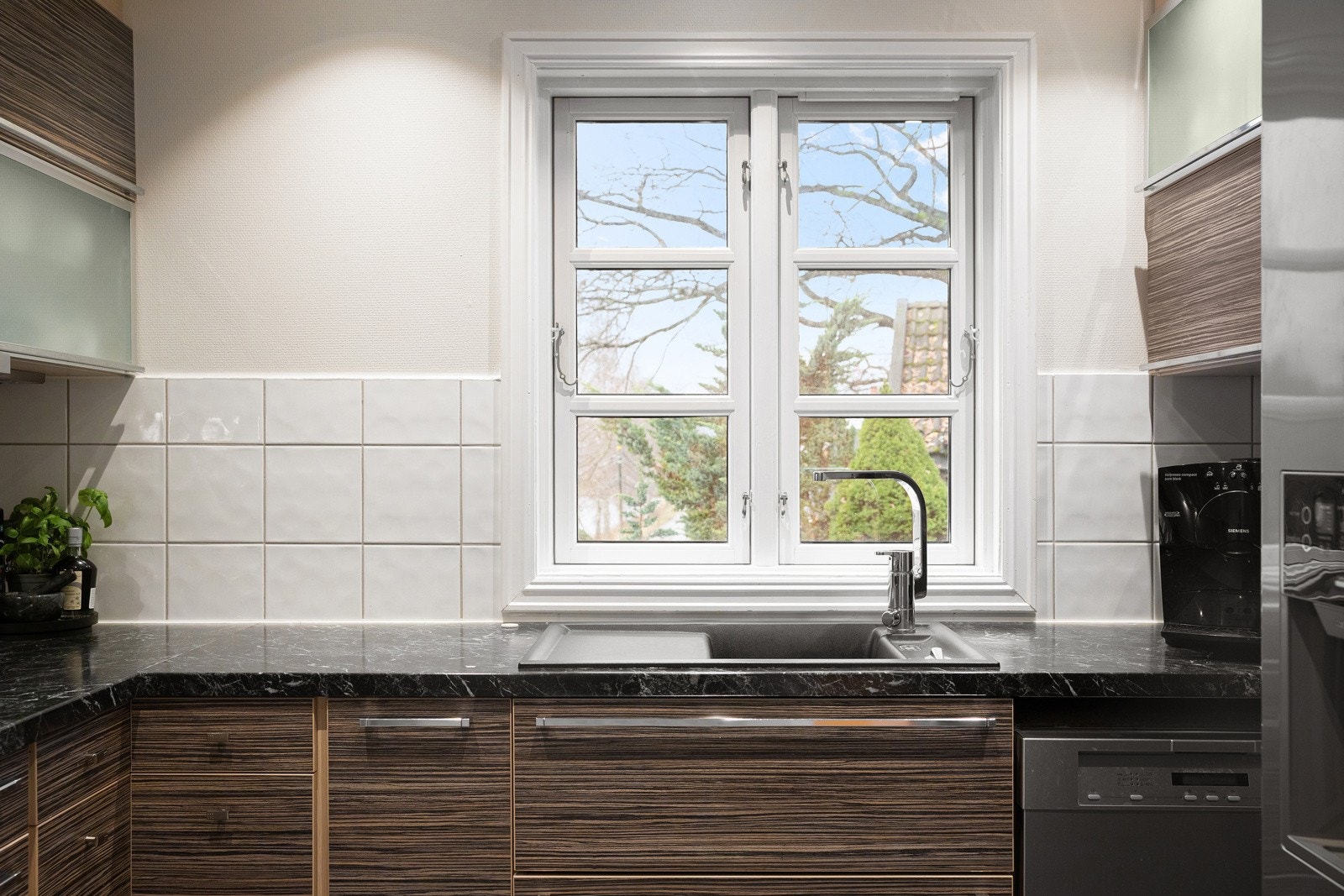 Rommet fremstår med gode arbeidsflater og en praktisk planløsning som gir et ryddig og helhetlig uttrykk. Galleribilde