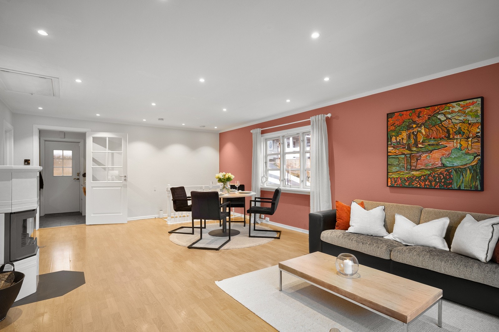 Downlights i himling sørger for jevn og god belysning, og planløsningen legger godt til rette for både hverdagsbruk og sosiale sammenkomster. Galleribilde