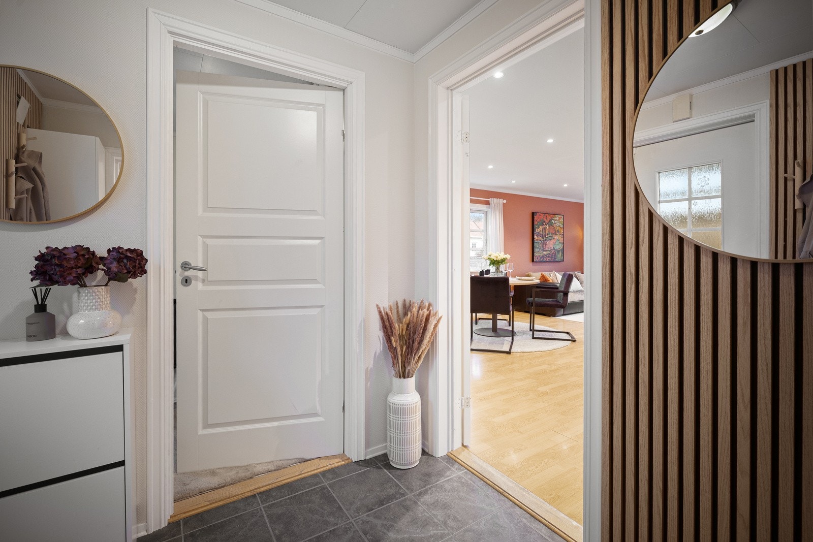 Entréen fremstår som lys og innbydende med flislagt gulv som gir et praktisk og slitesterkt førsteinntrykk. Galleribilde