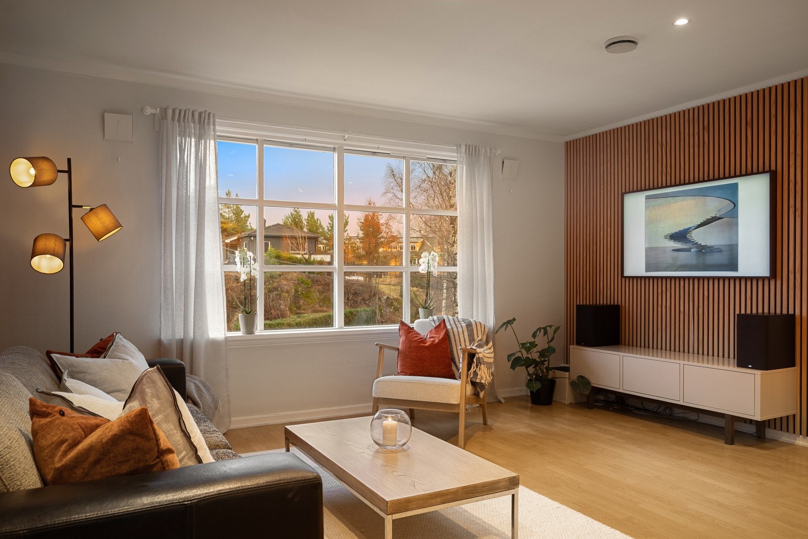 Rommet har gjennomgående lyse overflater kombinert med varme fargetoner og en dekorativ spilevegg som gir et moderne preg. Galleribilde