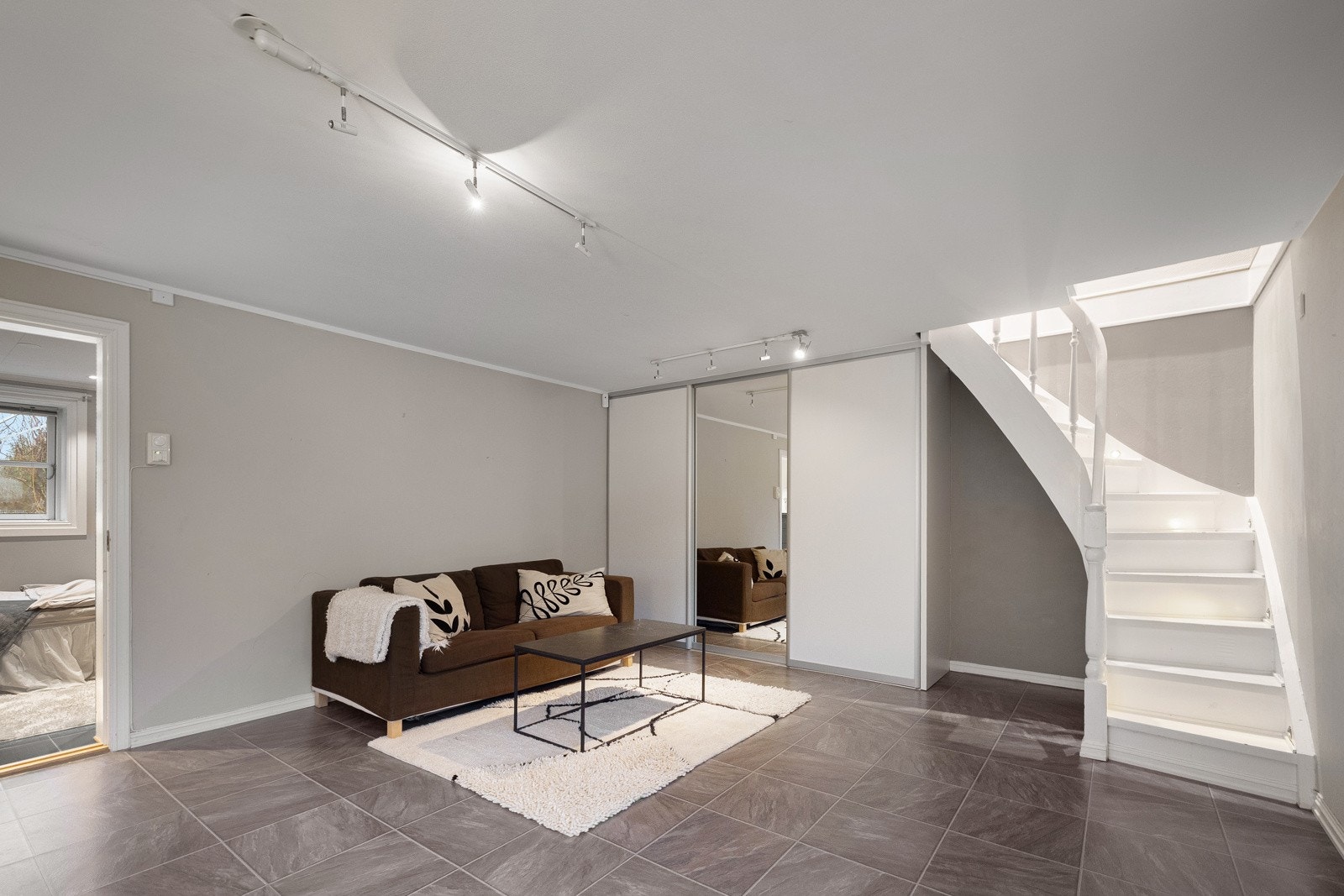 Stue i underetasjen med romslig og anvendelig utforming. Rommet har gulvbelegg og nøytrale overflater som gir et lyst og ryddig uttrykk. Galleribilde