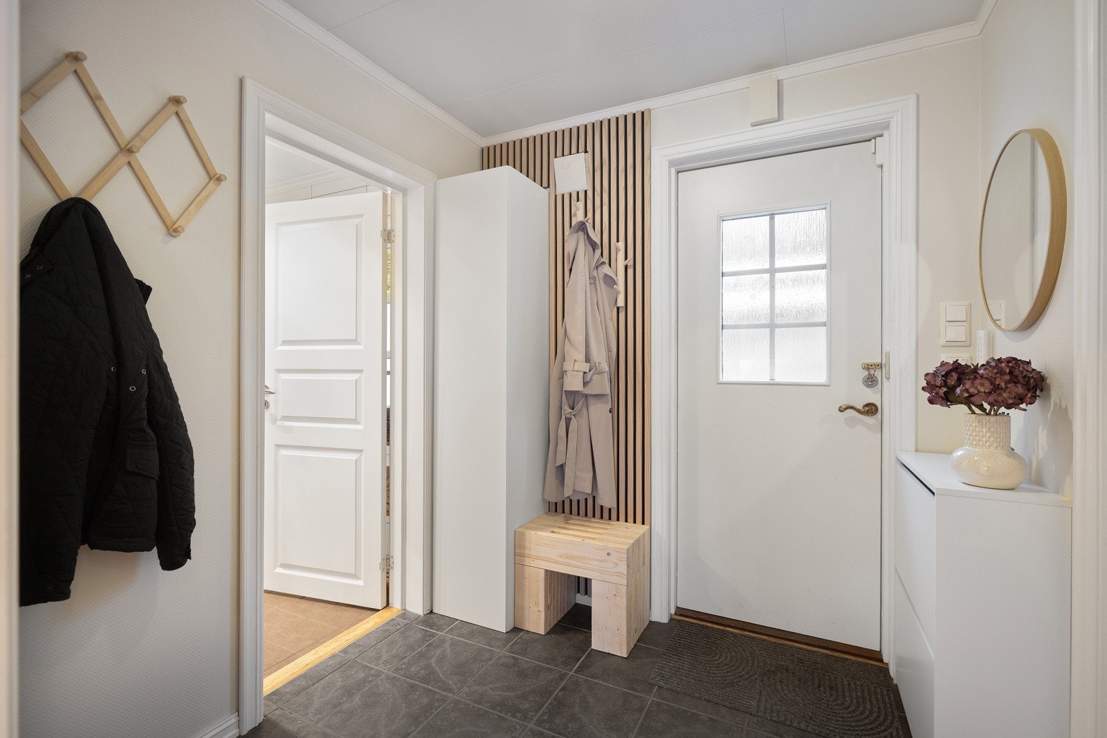 Rommet har gode oppbevaringsmuligheter med garderobeløsninger og plass til yttertøy og sko. Galleribilde