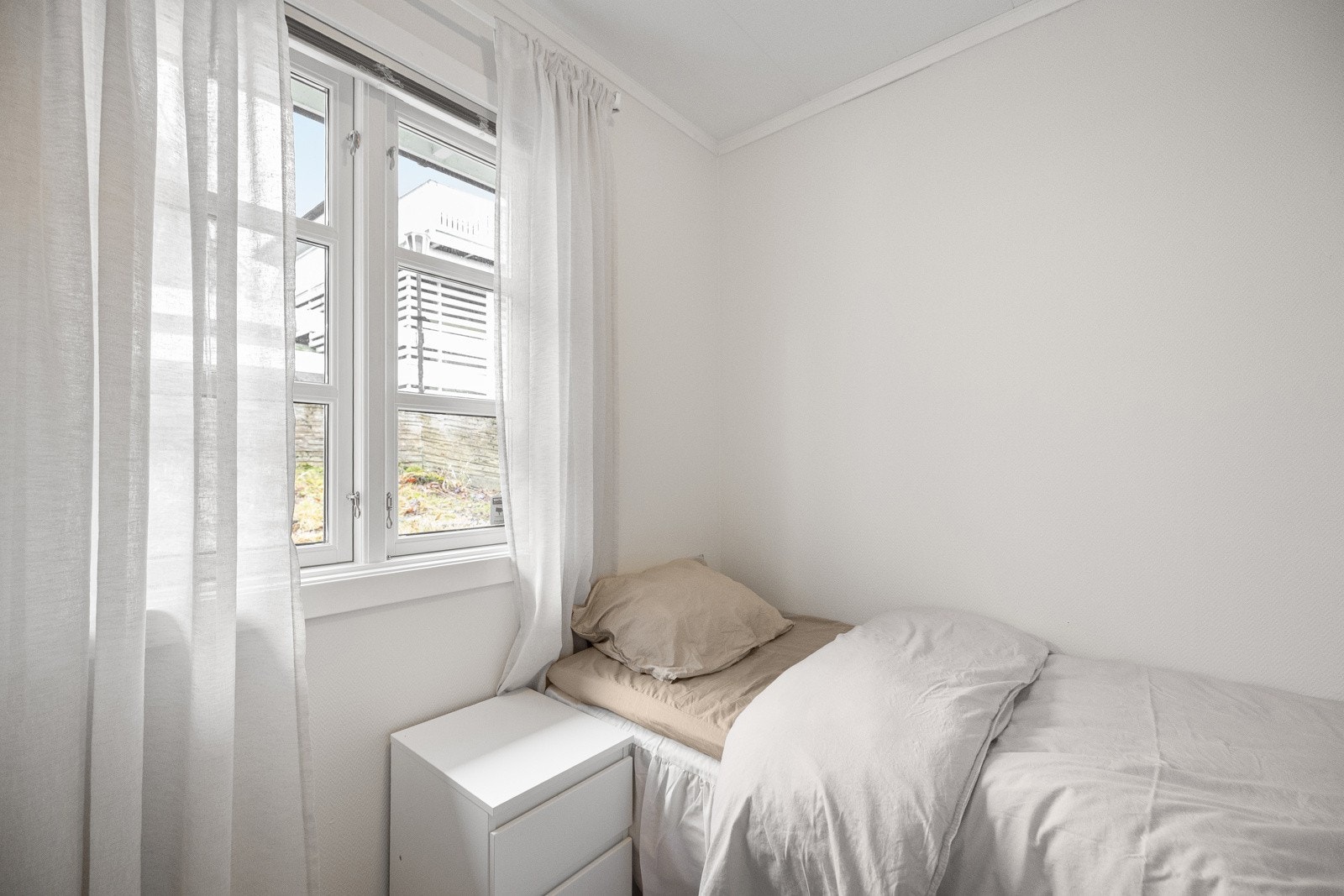 Rommet har et stort vindu, som gir naturlig lysinnslipp. Galleribilde