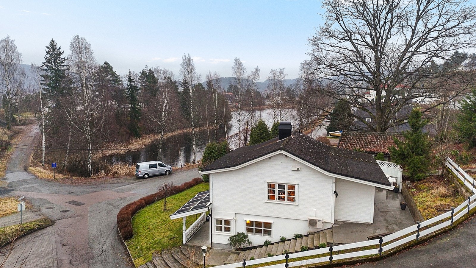 Eiendommen har en svært attraktiv og sentral beliggenhet i et veletablert og barnevennlig boligstrøk i Sætre. Galleribilde