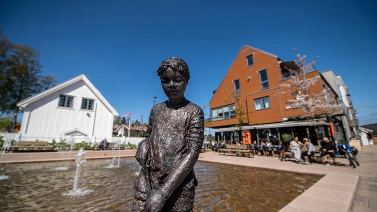 Fra torget i Sætre - et naturlig samlingspunkt med kaféer og liv rundt. Galleribilde