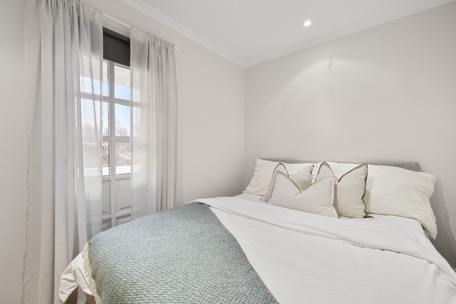 Boligen har fire soverom, fordelt på to i første etasje og to i underetasjen. Soverom 1. Galleribilde